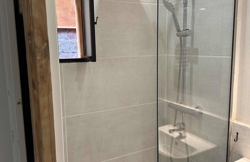 Collblanc y La Torrassa Appartement | Charming Apartment With Patio & Pool