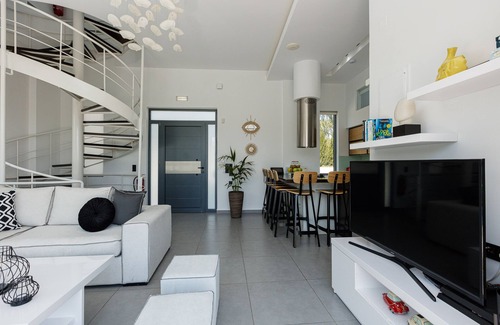 Roumeli Villa | Villa Chara! Piscine chauffée, jacuzzi extérieur, salle de gym, ping-pong, aire de jeux et vélos!