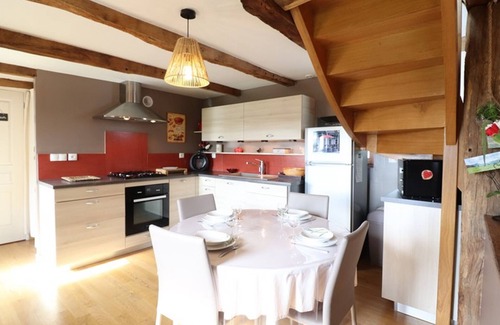 Saint-Mamet-la-Salvetat Cottage | Maison de caractère avec jardin, cheminée et wifi en Châtaigneraie cantalienne