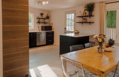 Britannia Beach Maison | Character 3-bdr Newly Reno'd Modern OceanSky Lodge