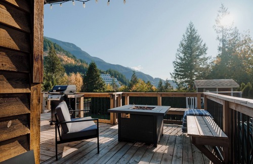Britannia Beach Maison | Character 3-bdr Newly Reno'd Modern OceanSky Lodge