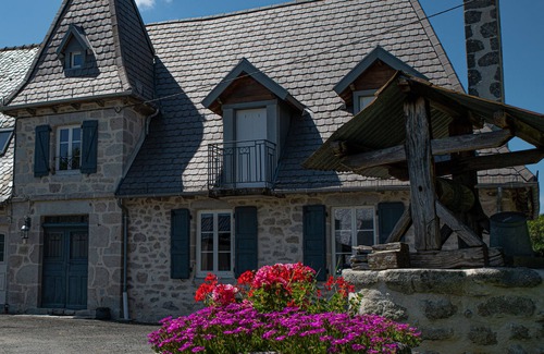 Saint-Gerons Cottage | CHARACTER COTTAGE OVERLOOKING LAKE ST ETIENNE CANTALES 500M