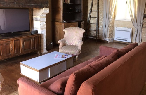 Issac Maison | MAISON de caractère avec PISCINE CHAUFFEE vue sur CHATEAU pour 8/10 pers