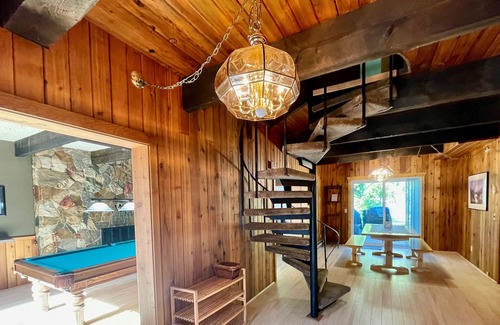 Swansea Point Maison | Character Home, Pool Table, Walking Distance to Beach, Large Fenced Backyard