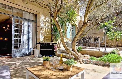 Sagries Maison | Demeure de caractère entre tradition et modernité avec jacuzzi aux portes d'Uzès