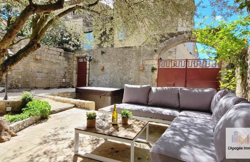 Sagries Maison | Demeure de caractère entre tradition et modernité avec jacuzzi aux portes d'Uzès