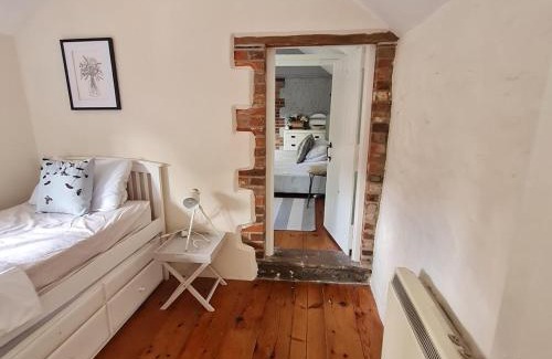 Holt Maison | Characterful Cottage Daisy Lodge
