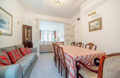 Largs Maison | Charles House