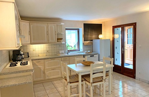 Saint-Bonnet-de-Rochefort Cottage | Gîte cosy avec spa, grand jardin, proche de la rivière Sioule - idéal pour famille et relaxation