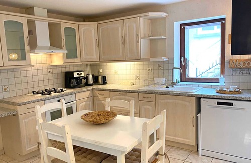 Saint-Bonnet-de-Rochefort Cottage | Gîte cosy avec spa, grand jardin, proche de la rivière Sioule - idéal pour famille et relaxation