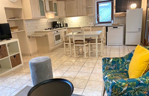 Saint-Bonnet-de-Rochefort Cottage | Gîte cosy avec spa, grand jardin, proche de la rivière Sioule - idéal pour famille et relaxation