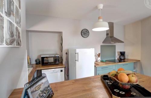Chazelles-sur-Lyon Appartement | Charmant appartement contemporain avec patio cosy et toutes commodités à Chazelles-sur-Lyon - FR-1-496-298