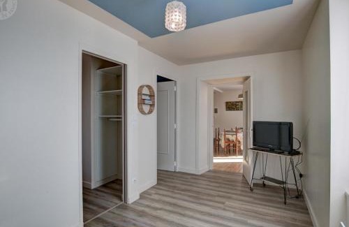 Chazelles-sur-Lyon Appartement | Charmant appartement contemporain avec patio cosy et toutes commodités à Chazelles-sur-Lyon - FR-1-496-298
