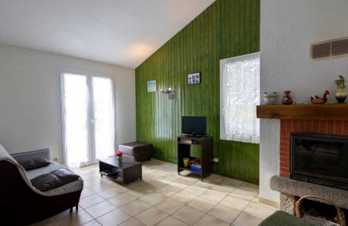 Usson-en-Forez Maison | Charmant Gîte à la Campagne avec Cheminée, Terrasse et Jardin - Animaux Bienvenus - FR-1-496-164