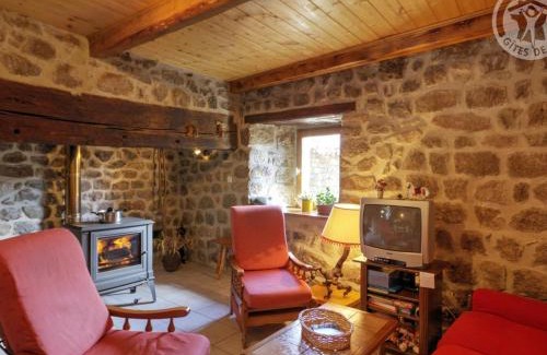 Burdignes Maison | Charmant Gîte 16e Siècle avec Cheminée, Terrasse et Jardin, Proche Ski et VTT, Wifi Inclus - FR-1-496-101