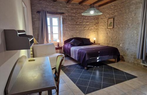 Charroux Maison | Charmant Gîte en Pierre à Charroux avec Terrasse - FR-1-489-567