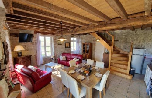 Charroux Maison | Charmant Gîte en Pierre à Charroux avec Terrasse - FR-1-489-567