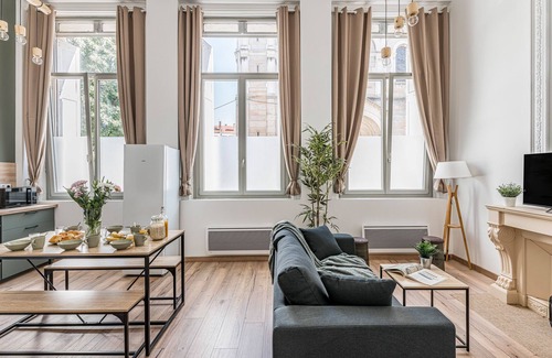 Centre Ville Appartement | Charmant & spacieux appartement en cœur de ville de Saint-Etienne - 6 personnes.
