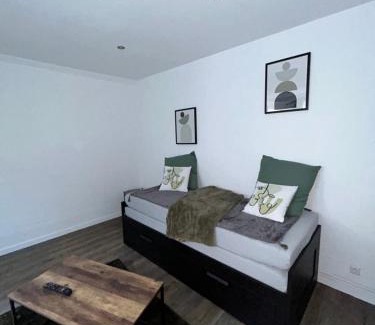 Elancourt Village Appartement | Charmant studio au bord du lac d’Elancourt village