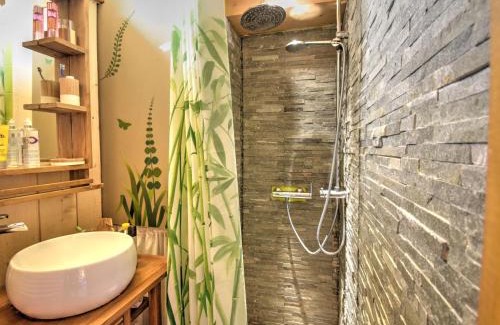 Morzine Appartement | Charmant studio rénové avec mezzanine, balcon et parking au pied du téléphérique de Nyon - FR-1-524-86