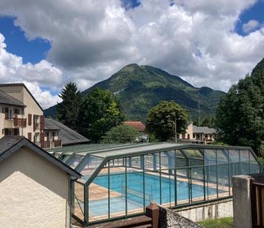 Bielle Appartement | Charmant T2 au pied des montagnes avec balcon et piscine