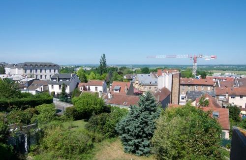 Saint-Cyr-l'Ecole Appartement | Charmant T2 avec Terrasse - Gare à 100m et parking gratuit