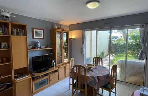 Soustons Appartement | Charmant T2 avec piscine et terrasse face au lac, parking privé, animaux acceptés - FR-1-379-55