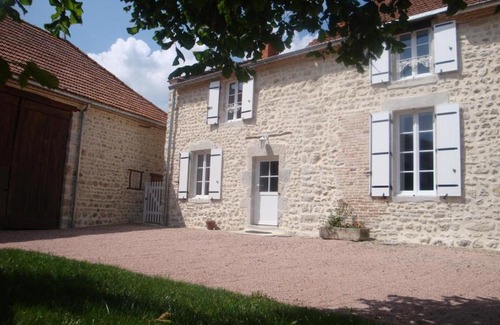 Saint-Priest-d'Andelot Maison | Charmante fermette rénovée avec WiFi, parking et animaux acceptés - FR-1-489-407