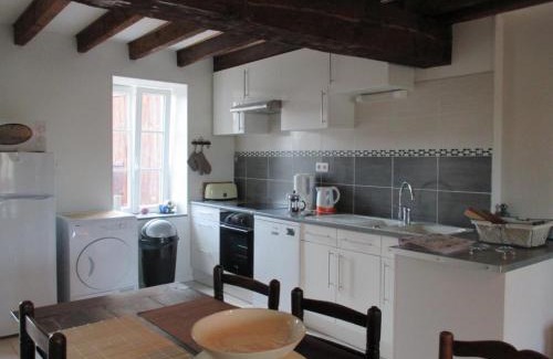 Saint-Priest-d'Andelot Maison | Charmante fermette rénovée avec WiFi, parking et animaux acceptés - FR-1-489-407
