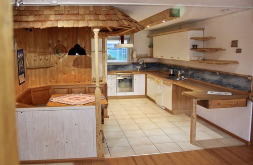 Saaldorf-Surheim Appartement | Charmante Ferienwohnung Handweberei mit Garten und Liegewiese, Wlan, 130 qm, Parkplatz