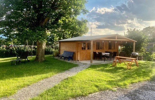 Saaldorf-Surheim Appartement | Charmante Ferienwohnung Handweberei mit Garten und Liegewiese, Wlan, 130 qm, Parkplatz