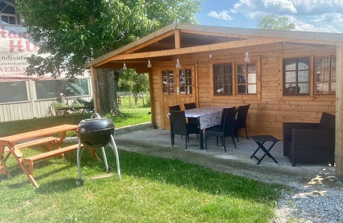 Saaldorf-Surheim Appartement | Charmante Ferienwohnung Handweberei mit Garten und Liegewiese, Wlan, 130 qm, Parkplatz