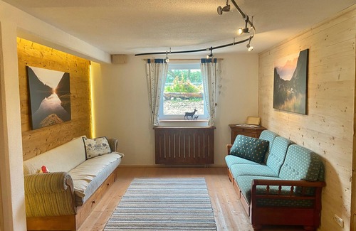Saaldorf-Surheim Appartement | Charmante Ferienwohnung Handweberei mit Garten und Liegewiese, Wlan, 130 qm, Parkplatz
