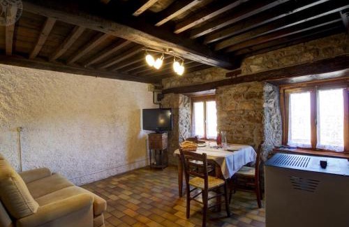 Pralong Maison | Charmante maison avec poêle et salon ombragé à Pralong - FR-1-496-261