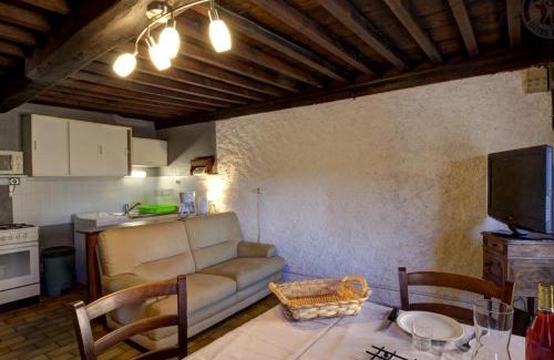 Pralong Maison | Charmante maison avec poêle et salon ombragé à Pralong - FR-1-496-261