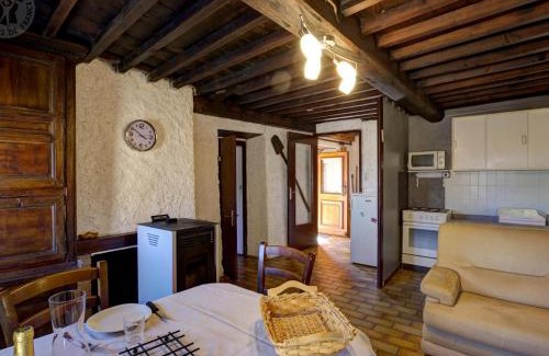 Pralong Maison | Charmante maison avec poêle et salon ombragé à Pralong - FR-1-496-261