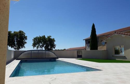 Chalain-le-Comtal Maison | Charmante Maison de Campagne avec Piscine Commune et Terrasse Privative à Chalain-le-Comtal - FR-1-496-236