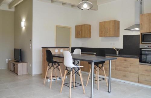 Chalain-le-Comtal Maison | Charmante Maison de Campagne avec Piscine Commune et Terrasse Privative à Chalain-le-Comtal - FR-1-496-236