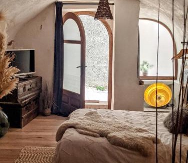 Cournonsec Lit Et Petit-Déjeuner | Charmante suite indépendante avec cave à vin