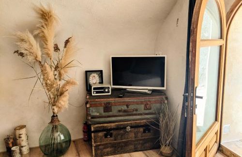Cournonsec Lit Et Petit-Déjeuner | Charmante suite indépendante avec cave à vin