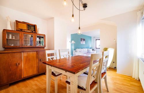 Steinbach Appartement | Charmante Wohnung -Altes Kino- 2SZ-2Bad-Terrasse-Netflix