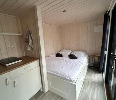Kloster Lehnin Appartement | Charmantes Tiny House am See mit Outdoor-Sauna
