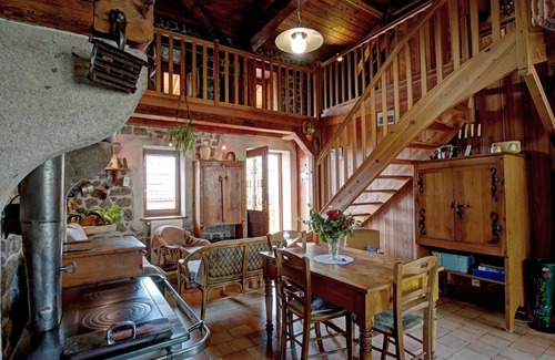 Essertines-en-Chatelneuf Cottage | Gîte cosy et lumineux avec fourneau, terrasse, parking, proche de Montbrison, accepté animaux