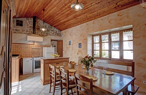Essertines-en-Chatelneuf Cottage | Gîte cosy et lumineux avec fourneau, terrasse, parking, proche de Montbrison, accepté animaux