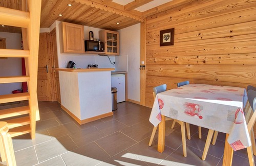 Notre-Dame-de-Bellecombe Appartement | Charmant duplex rénové, vue sur Mont Charvin, 4 pers.