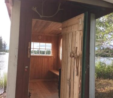 Sveg Maison | Charmig gård med bastu, strandtomt och utedusch i naturskönt område