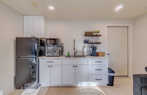 Briargate Maison | Charming 1-bdrm walkout basement suite with AC, WiFi in lovely Colorado Springs