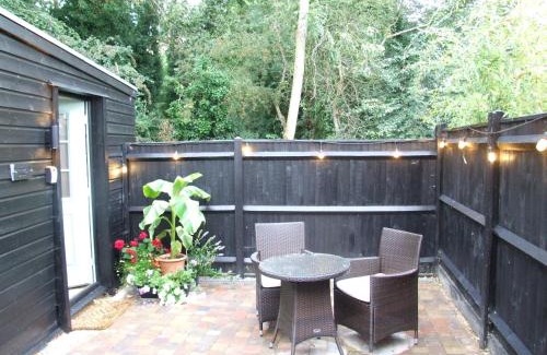 Filby Maison | Charming 1-Bed Lodge in woodland setting