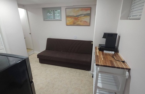 East Brunswick Maison | Charming 1-bedroom basement unit in a safe and quiet East Brunswick neighborhood