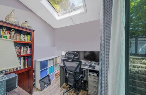 West Hills Maison | Charming 1-bedroom artist den with WiFi, AC in terrific Huntington